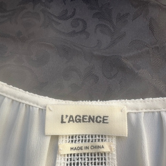 L’AGENCE Blouse size S
Pit to pit: 21”
Length: 27”
Silk/Polyester - Picture 6 of 6